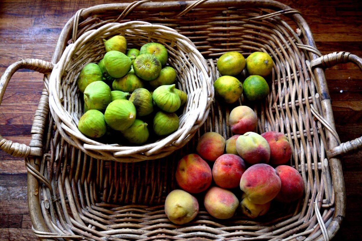 Peaches, figs and limes in a square basket